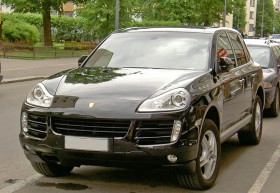 Porsche Cayenne чорний джип